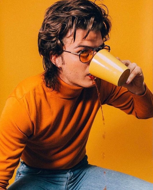 taegfasf's tweet photo. Can’t believe joe keery invented the color yellow the day he did this photoshoot https://t.co/LEIjz9Qbig