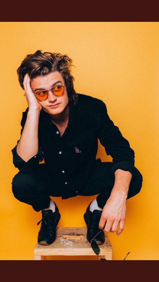 taegfasf's tweet photo. Can’t believe joe keery invented the color yellow the day he did this photoshoot https://t.co/LEIjz9Qbig