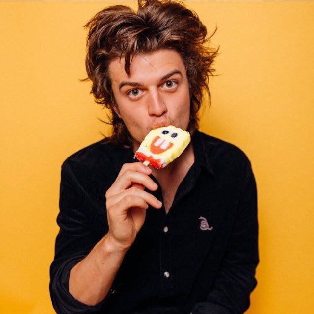 taegfasf's tweet photo. Can’t believe joe keery invented the color yellow the day he did this photoshoot https://t.co/LEIjz9Qbig