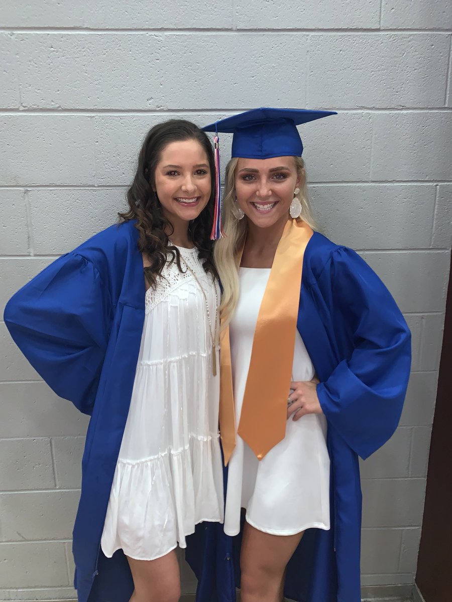 haleynetherton_'s tweet photo. happy birthday to one of my best friendss! i love you so much grace, i love our friendship and the way we are always laughing and being goofy together, i hope ur day today is amazing! i miss u more than u know!!💕💕  @gracemattingly_ https://t.co/qcU4QngI7U