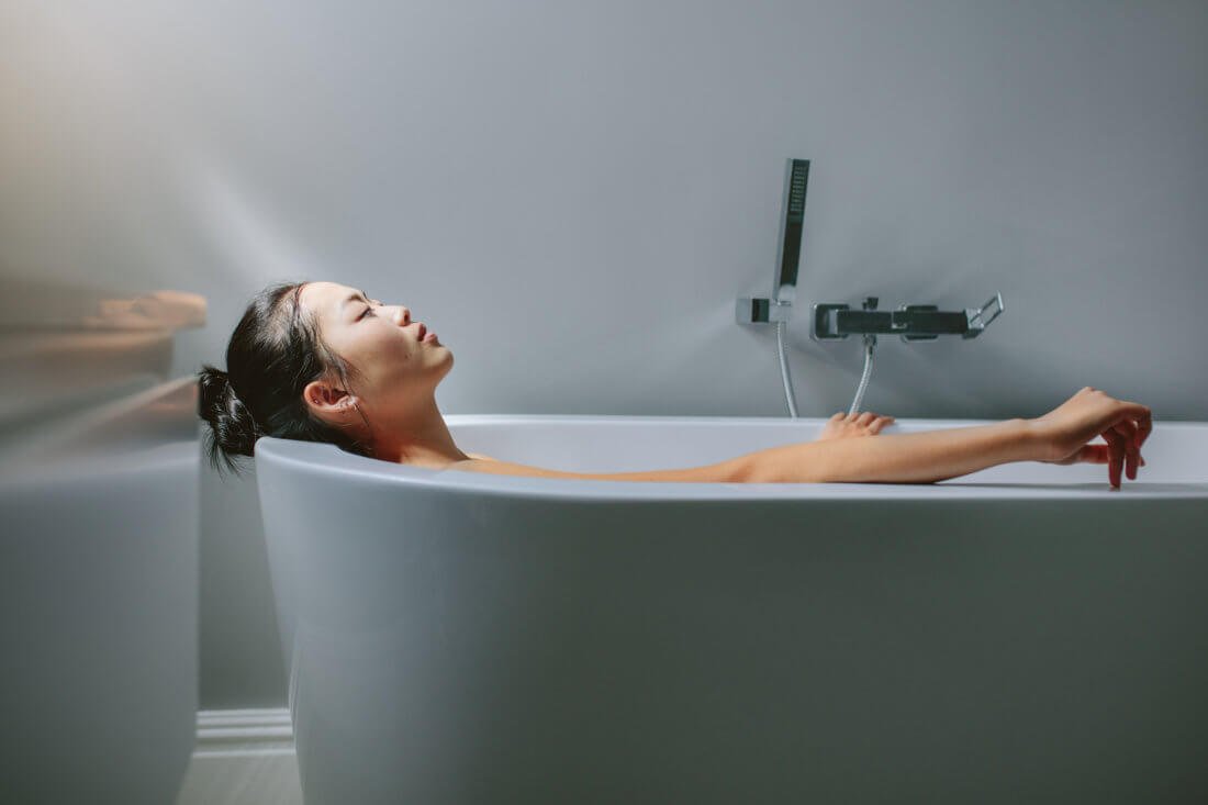 Bathtub Basics: Read design expert Lee Crowder’s words of wisdom on the pros + cons of built-in versus freestanding bathtubs: fal.cn/32Tm8 #bathtub #ensuite #bathroomgoals #bathroomdecor #denver #denverco #denverrealestate #denverrealtor #denverdesign #denverhomes