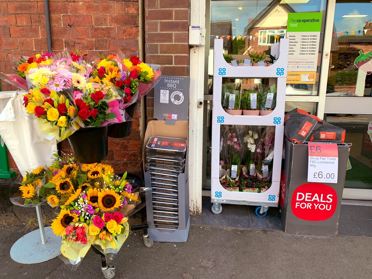 kayleewcoop's tweet photo. Nice little store visit from the ops @adamleewaudby today.
Making do with the outdoor selling space, seasonal space & first 20ft of the store promoting some great offers ready for the weekend 💃☀️🍺 #teamduffield @Natasharook88 https://t.co/W2wpQq78fe