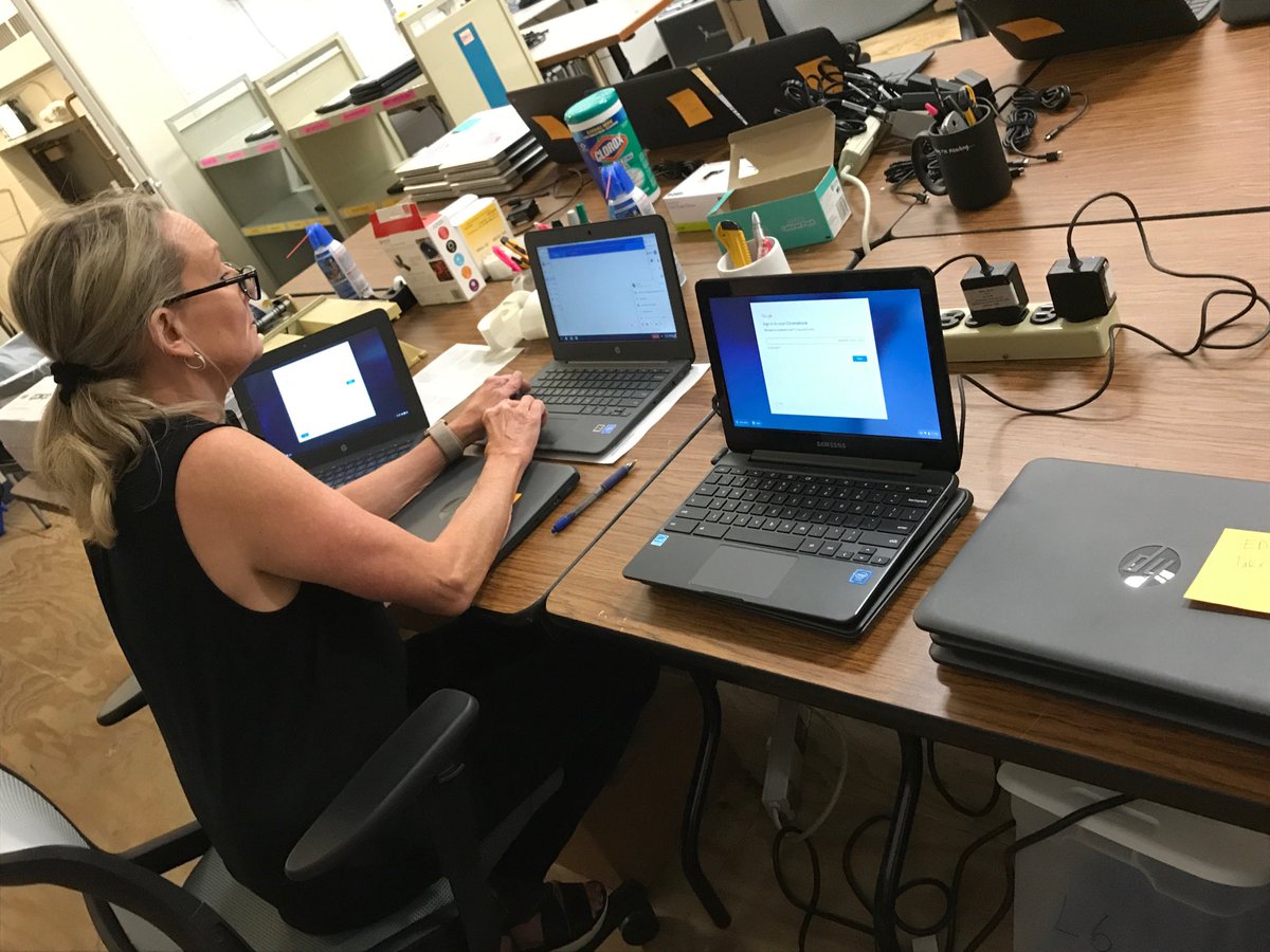 mdiaz112's tweet photo. Chromebooks for new students #112Leads #engage112 https://t.co/nrJTiV8VwC