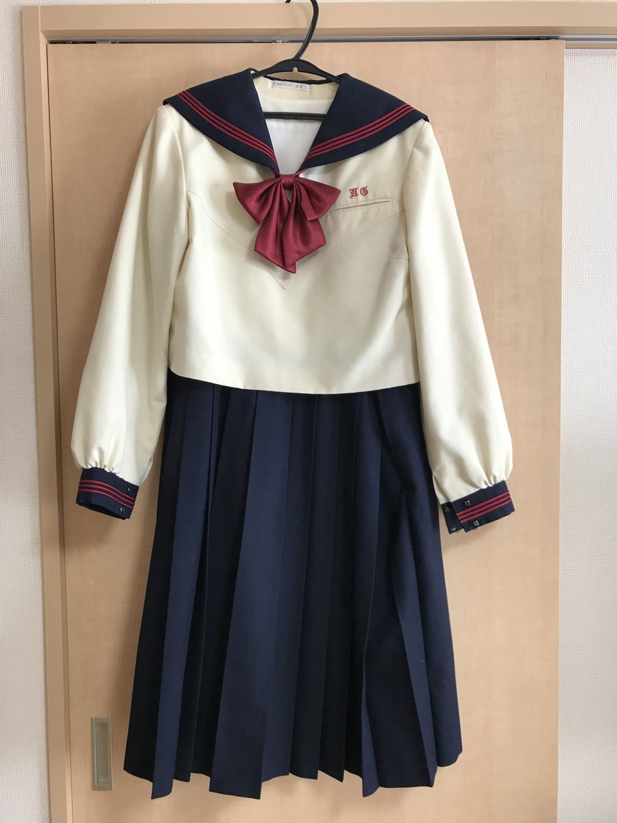 博多女子中学校の冬セーラー服。恐らく全国でもここだけのデザインで
