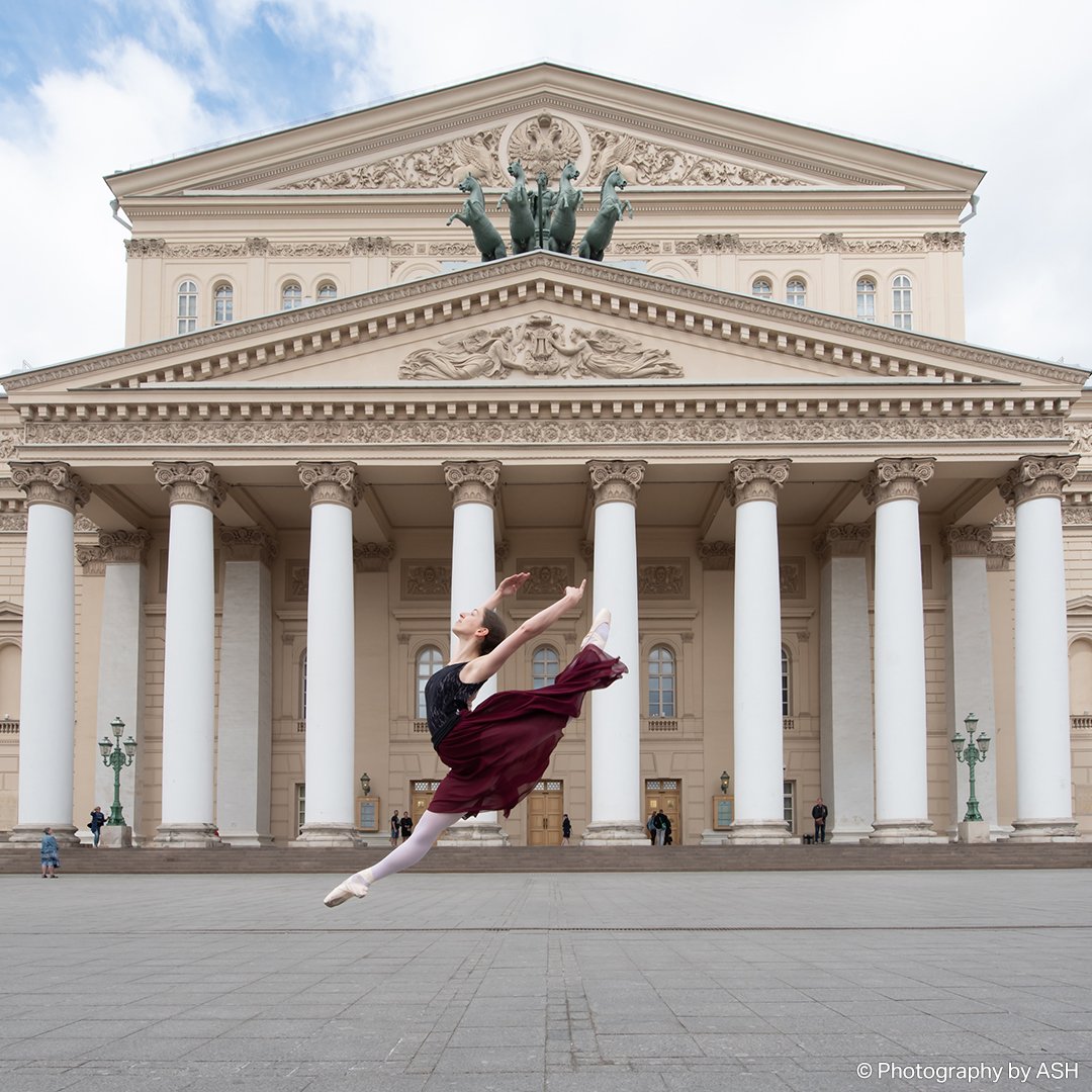#FridayFeeling – Artist of the Company Eireen Evrard dancing in front of the historic @BolshoiOfficial in #Moscow! #friyay #ballet