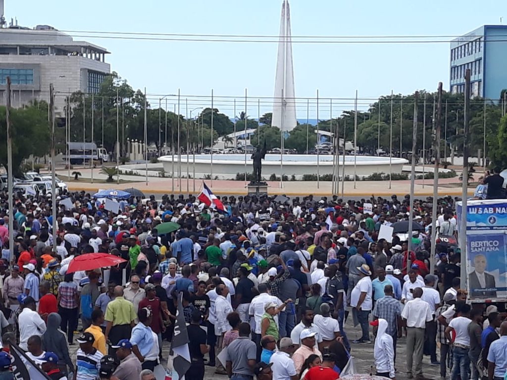 juanthomasro's tweet photo. Un día histórico para la democracia de la República , nos unimos a favor del pueblo dominicano, sin importar colores, banderas, partidos, todos con un fin decirle NO al continuismo del PLD, NO a la corrupción, NO a la impunidad, NO A LA REELECCIÓN. #Constitución #FueraElPLD https://t.co/HmY61gfv6D