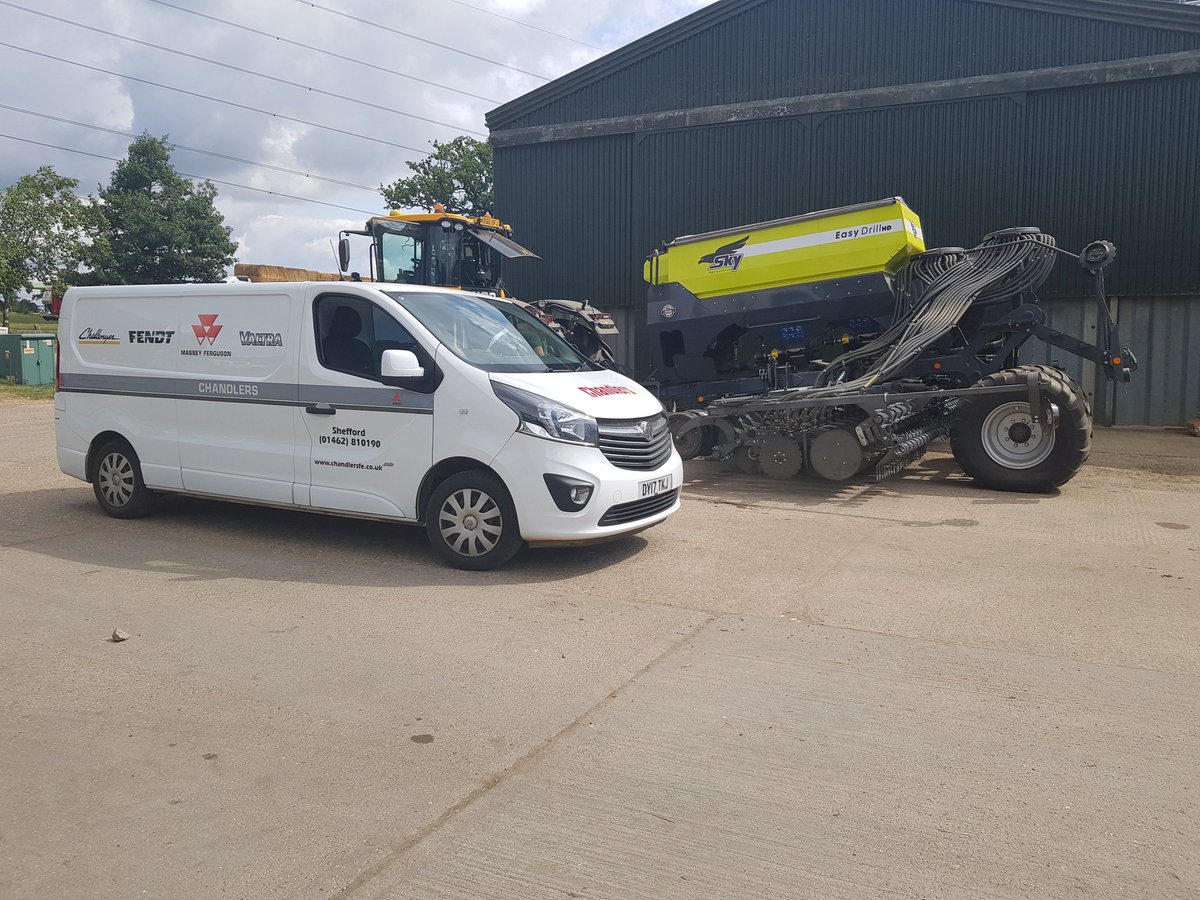 On farm installation of a new 6m @SkyAgriculture #easydrill today. 3 hoppers, 2 depth meeting the customers requirements for total versatility @chandlersfe #versatility #covercrop #farmingforthefuture @FarmersGuide @notilluk #conservationagriculture