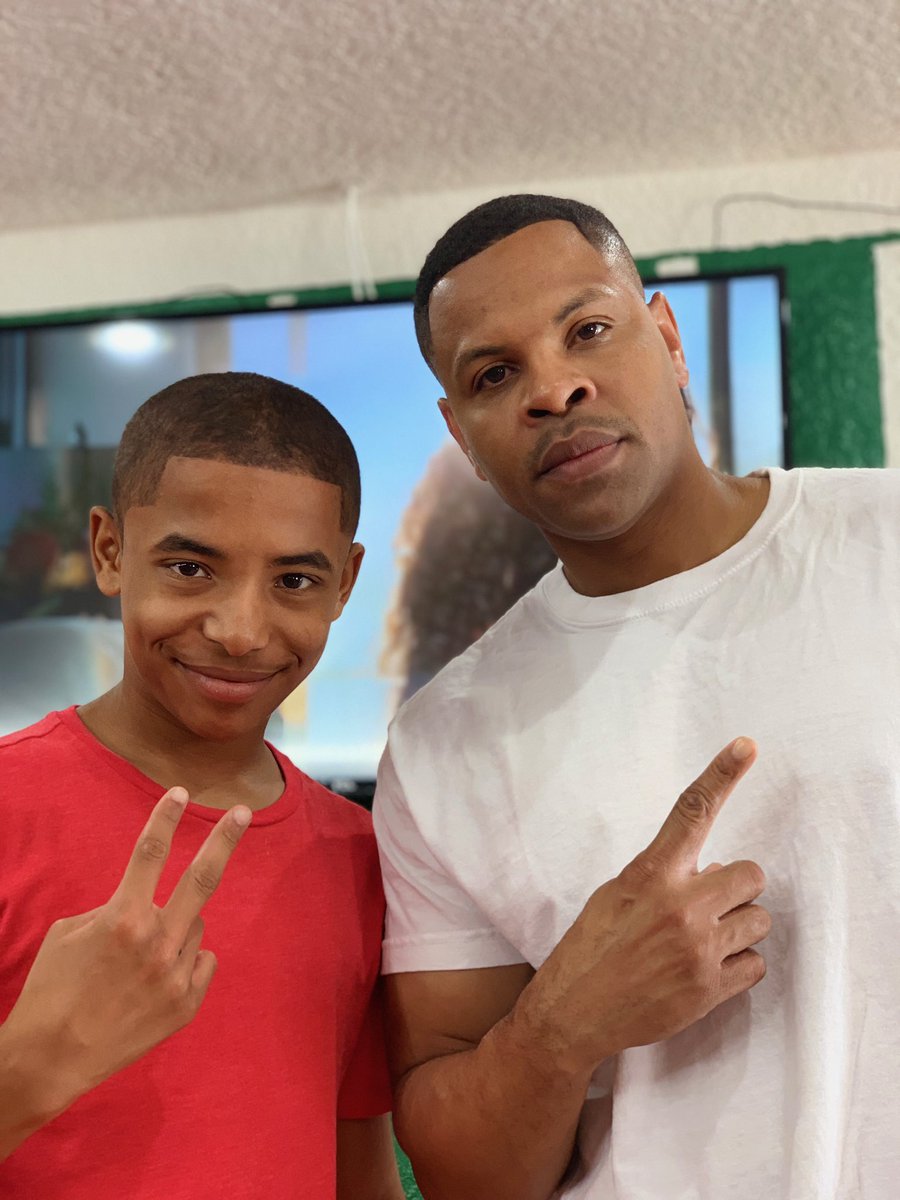 Friday flow at #signaturekutzfl 
Book today 
squareup.com/appointments/b… @babyfacethebarber 
#kutzbytrey #barberflyapparel #treythabarber #signaturekutz #barberlife
#barbershopconnect
#barbergang
#barberlifestyle