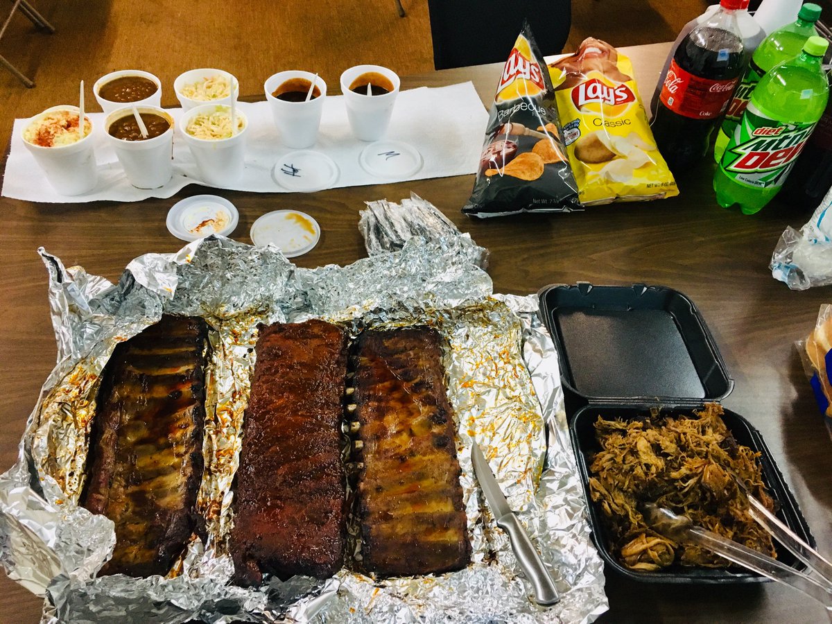 LinLeAOliver's tweet photo. Thank you to Charlie's BBQ & Bakery for feeding our crew today at the Machinist Union. It was awesome, as usual. #BestRibsInTown #Machinst https://t.co/OYRd5D2Ms2