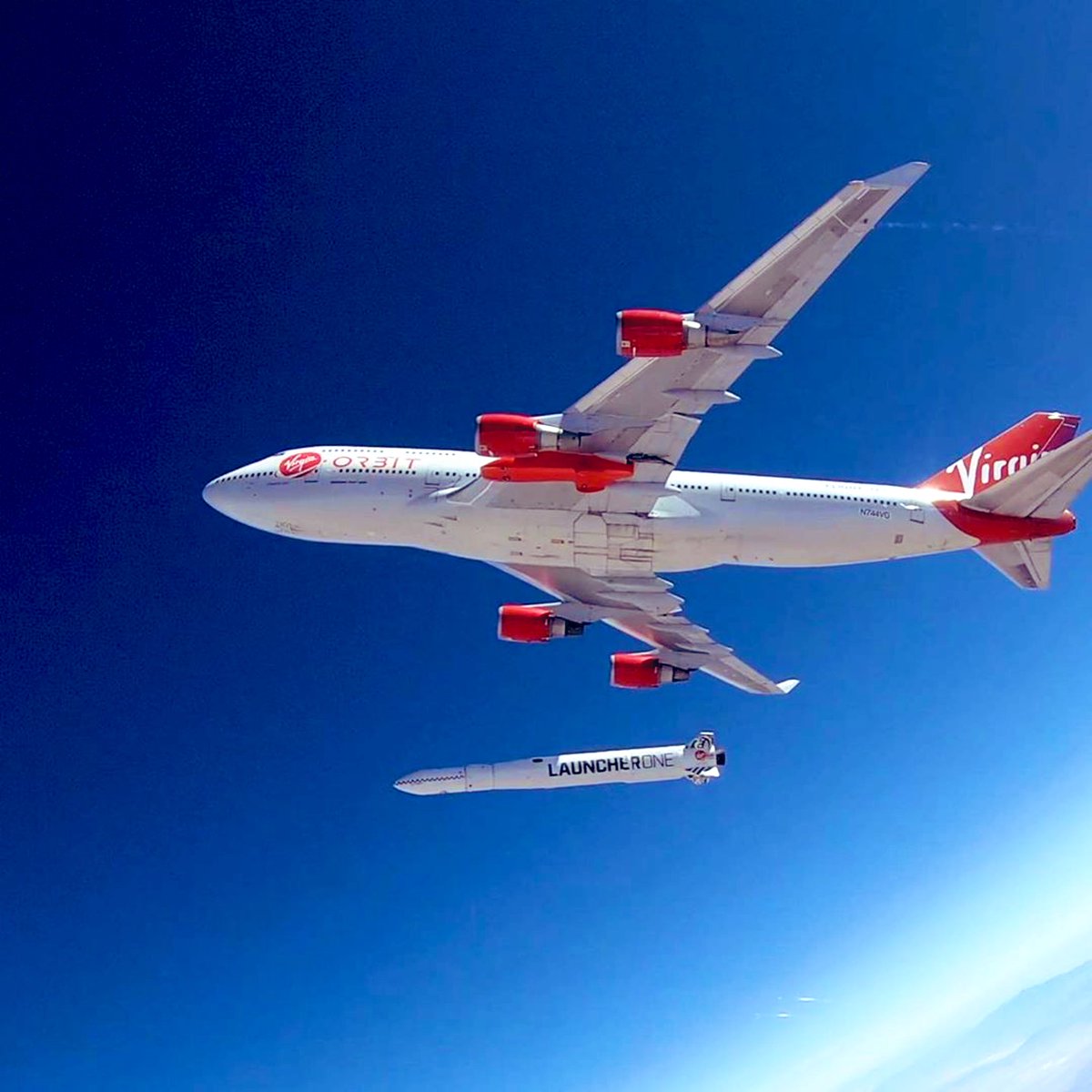 EvanKirstel's tweet photo. Launcher One was successfully dropped from Cosmic Girl to complete the last objective in Virgin Orbit’s flight #Virgin #VirginFamily #LauncherOne #Rocketone #CosmicGirl #Aerospace #B747 #rocket #space #nasa #Aerospace #avgeek #aviation https://t.co/M64sDFoN7T