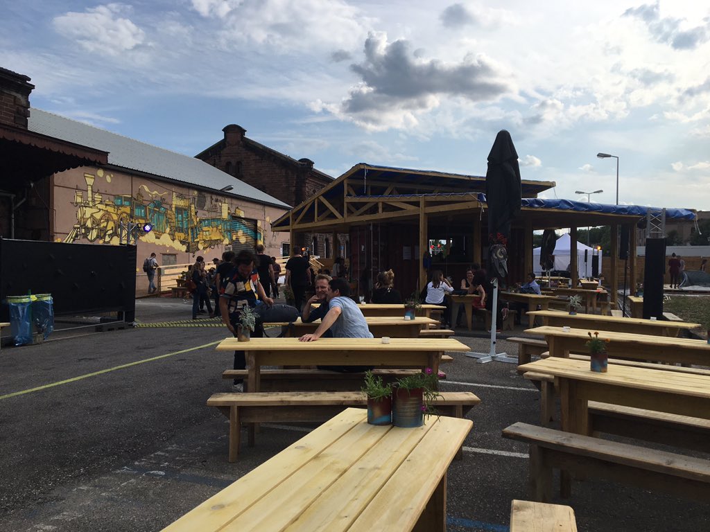 J’ai eu le plaisir de participer ce soir à l’inauguration de la terrasse culturelle éphémère « La Grenze », qui s’installe pour trois mois sur le site des anciens entrepôts techniques ferroviaires de la SNCF à l’arrière de la gare de #Strasbourg. #Culture #Alternatif #Citoyen