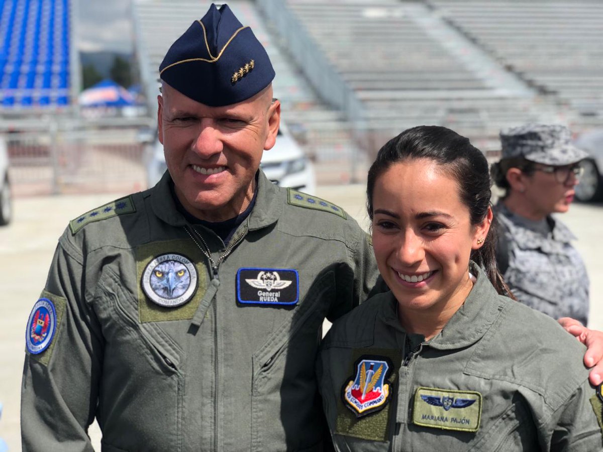 RevistaFAC's tweet photo. Nuestro Comandante #GRRamsésRueda @FuerzaAereaCol acompaña a @MariaPajon en su vuelo #MediaFlight con los @AFThunderbirds, destacándola como embajadora ejemplar de todos los colombianos en el mundo. #100AnosProtegiendoLaNacion https://t.co/SPeShLySNA