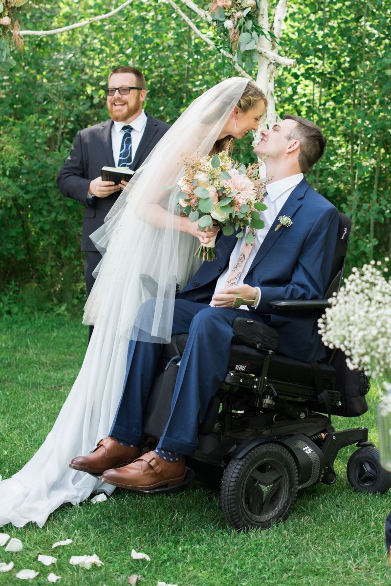 'I decided to sit at the altar rather than stand so that it would be more natural with Jeromie in his wheelchair beside me.' 

#WheelchairWeddingWeek #PermobilF5 #AccessibleWedding #LoveHasNoBoundaries

Photos from: offbeatbride.com/accessible-mou…