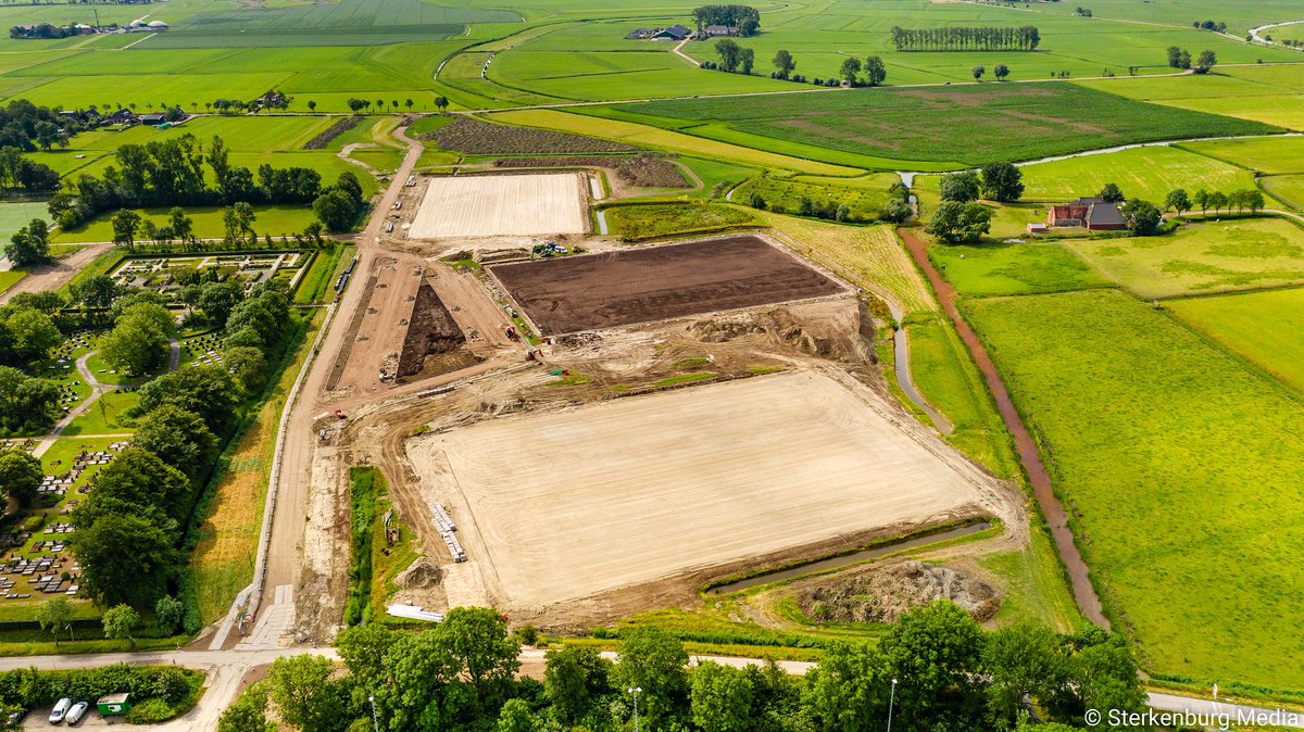 vvwinsum's tweet photo. Door @sterknburgmedia zijn er vandaag weer prachtige #dronefotos gemaakt van de uitbreiding van #SportparkSchilligeham van #vvWinsum. De twee lichtgekleurde velden krijgen een kunstgrasmat. In het midden komt het natuurgras hoofdveld. 1/3. https://t.co/q7407jYYdn