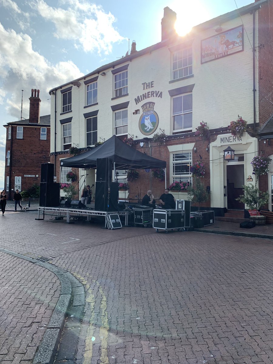 minerva_hull's tweet photo. We’re all set for #partyonthepier with @hullfcofficial #facepainting #hullgin #livemusic #hullfclegends https://t.co/9uY3W6QNnP