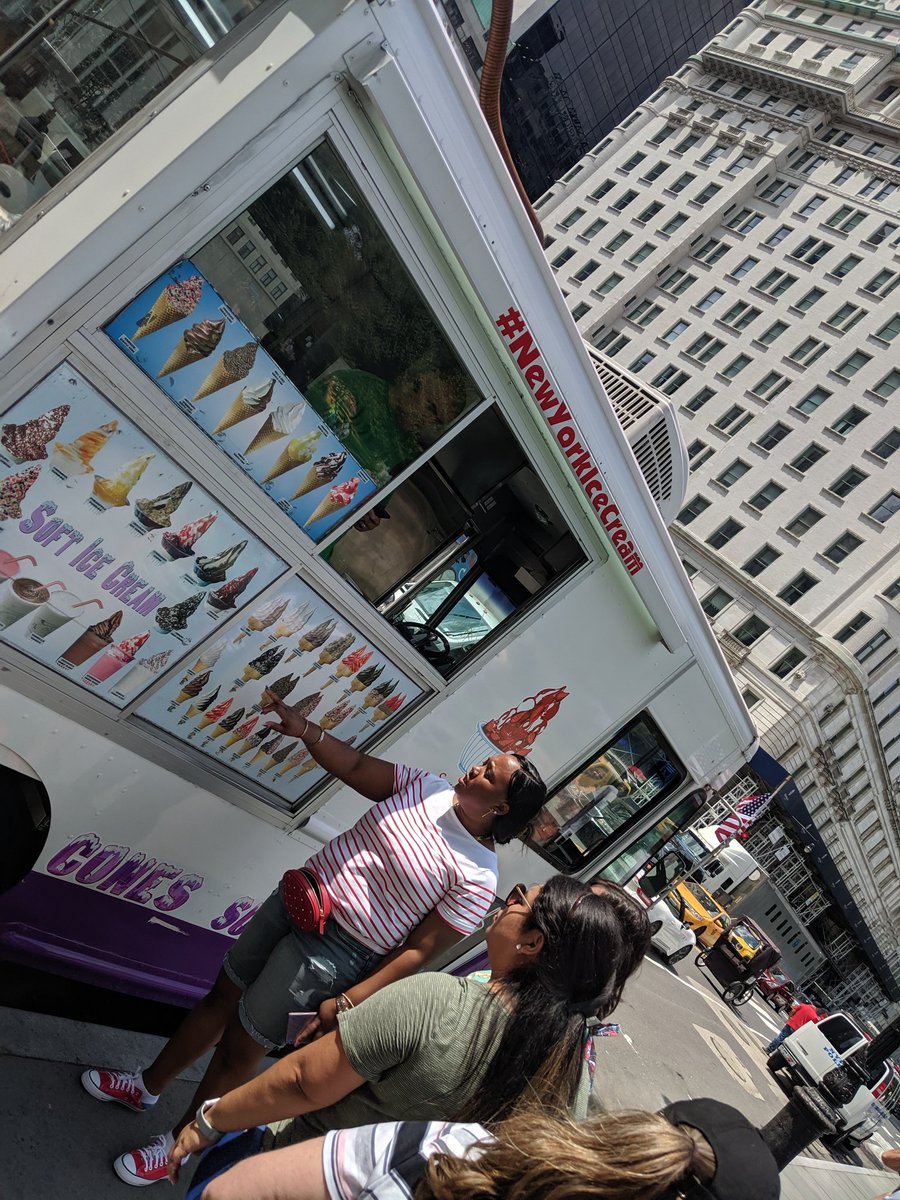MrsPageTurner's tweet photo. Hot day...cool treats...right on the corner! #magicofNY #KnollwoodtakesNewYork https://t.co/LLXrUi24X0