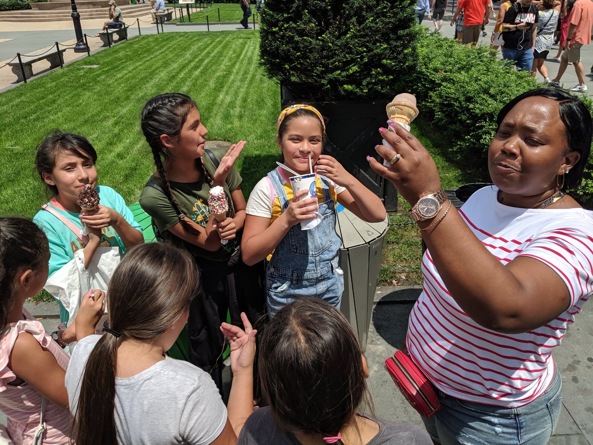 MrsPageTurner's tweet photo. Hot day...cool treats...right on the corner! #magicofNY #KnollwoodtakesNewYork https://t.co/LLXrUi24X0