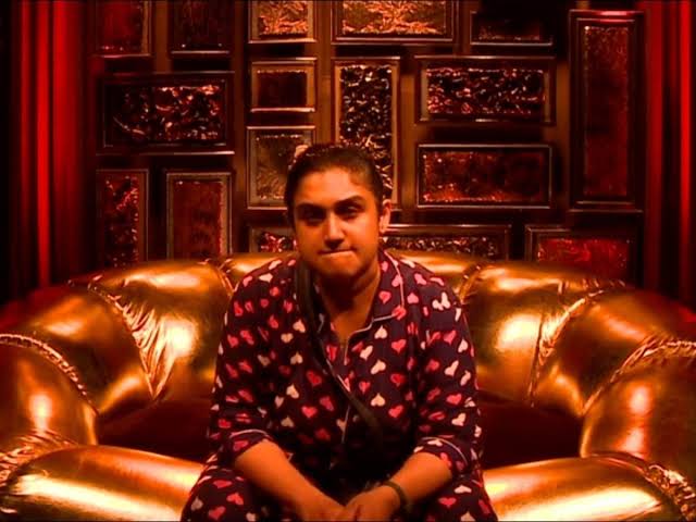 VanithaArmy's tweet photo. @LosliyaArmy @vijaytelevision சும்மா கும்முனு உக்காந்திருக்கா எங்க தலைவி https://t.co/sai62mPWei