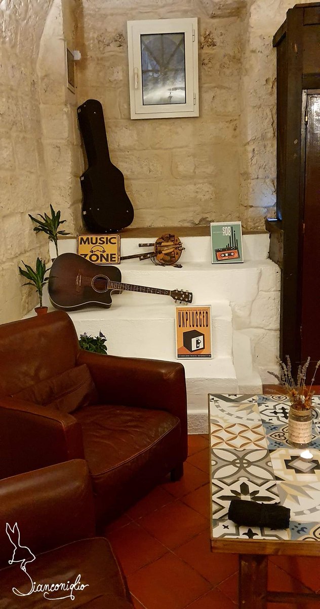 nuccialupetta's tweet photo. Che meraviglia..non so voi ma io su quel divano ci vedo Ermal con la chitarra 😍😍😍 #ErmalMeta #bianconigliobistrot #musiczone #arteintima #relax #condivisione #gruppoMetadisagiate @famedalupi https://t.co/jvKwSEj5Lc