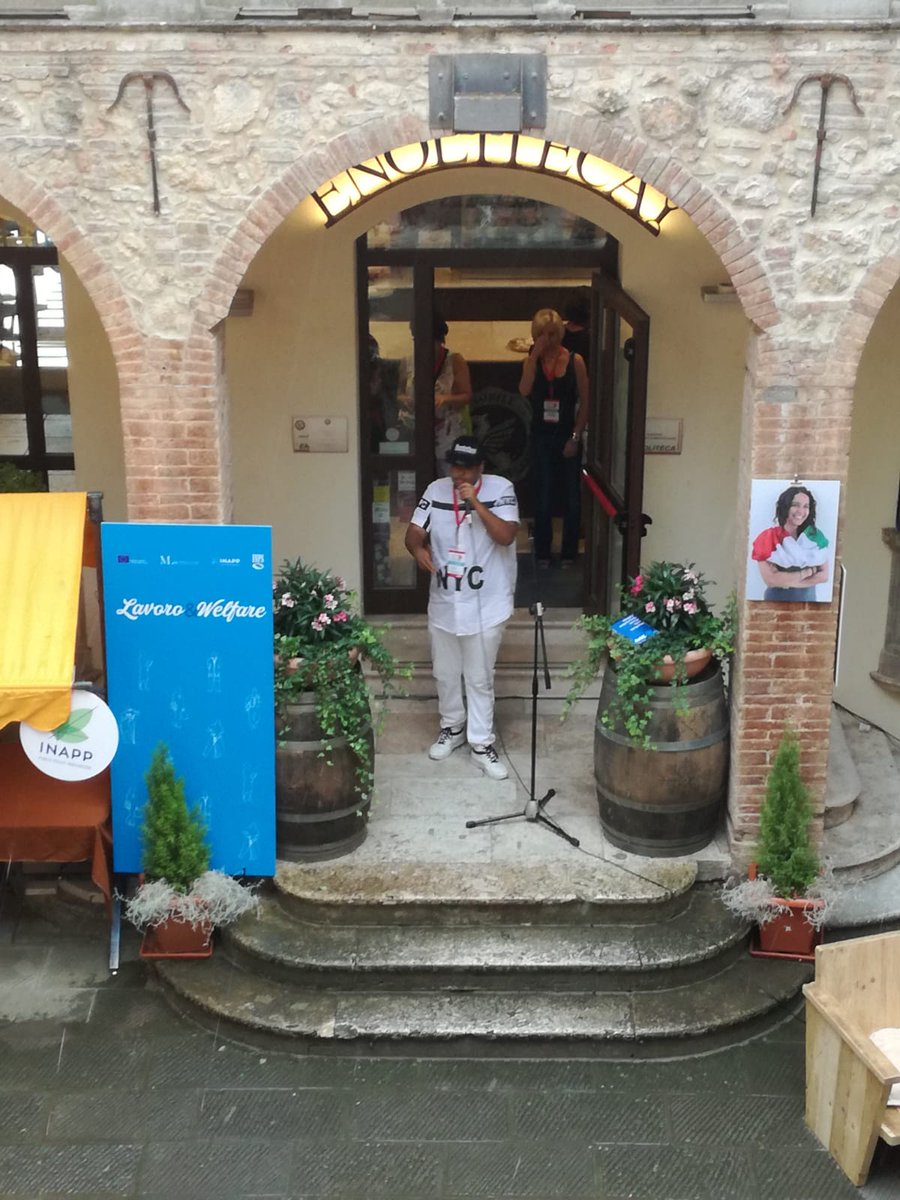 LucisulLavoro's tweet photo. Il chiostro della fortezza centro di incontri tra culture sui temi dell'inclusione e della discriminazione
Si chiude la seconda giornata
#LSL19
#Montepulciano https://t.co/5XoTirT0uY
