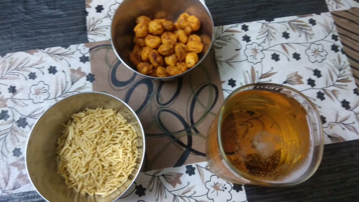 Ghulam_Banker's tweet photo. बर्फ का वो शरीफ टुकड़ा
जाम में क्या गिरा ,

बदनाम हो गया...

जब तक देता अपनी सफाई,
खुद ब खुद शराब हो गया

#BashirBadar https://t.co/M04fgaIkFs https://t.co/sPBEmwXGJT