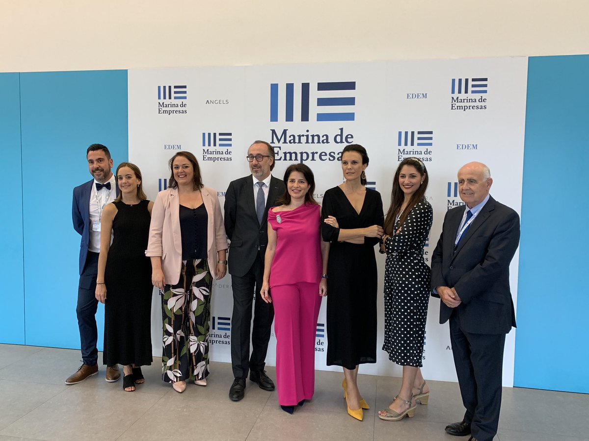 EDEMempresarios's tweet photo. 👨🏼🎓¡Bienvenid@s a la #GraduacionEDEM de nuestro #MasterMKyVD y #MasterSAP! En la mesa presidencial: Hortensia Roig, presidenta de @EDEMempresarios, @CandelaFernando, CEO de @iberiaexpress, y @luciaegearonda, directora del centro universitario.
#Graduacion #Marketing #SAP https://t.co/eHWVpNdEF8