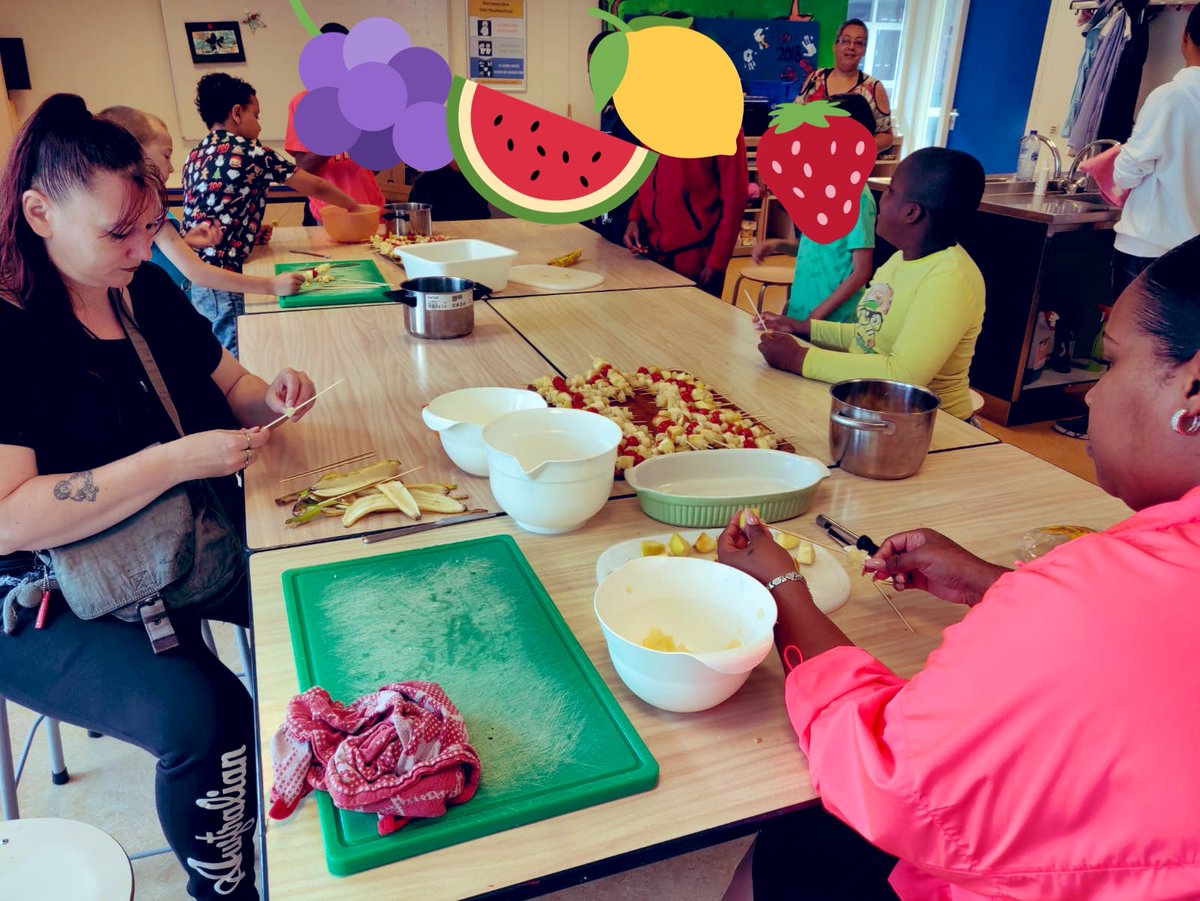 VanHouteschool's tweet image. Het schooljaar afgesloten met een gezellig zomerfeest. Alle ouders enorm bedankt voor de hulp vandaag en afgelopen schooljaar! Nu lekker uitrusten allemaal en tot 26 augustus! #workshops #optredens #fruitspiesjes #ijsjes #wateenfeest #fijnezomervakantie