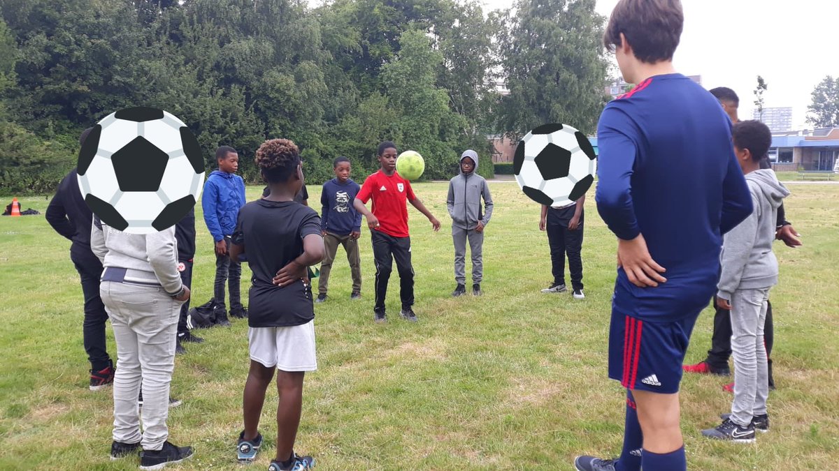 VanHouteschool's tweet image. Het schooljaar afgesloten met een gezellig zomerfeest. Alle ouders enorm bedankt voor de hulp vandaag en afgelopen schooljaar! Nu lekker uitrusten allemaal en tot 26 augustus! #workshops #optredens #fruitspiesjes #ijsjes #wateenfeest #fijnezomervakantie