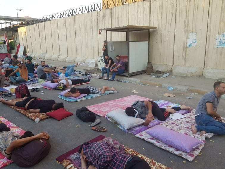 ANMARAD1's tweet photo. @hrw_ar 
@bbcarabicalerts 
#اعتصام_حملة_الشهادات_العليا يعتصم حملة الشهادات العليا في العراق لليوم ال ٢٧ على توالي امام وزارة التعليم العالي في بغداد للمطالبه بالحصول على فرصة عمل يليق بشهادتهم هكذا تعامل كفاءاته ترمى على الارصفه وقارعة الطرق https://t.co/WrJ5m4o7ml