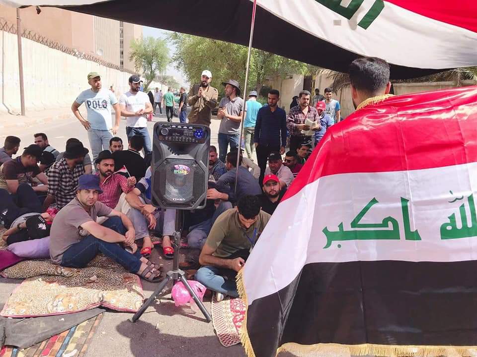 ANMARAD1's tweet photo. @hrw_ar 
@bbcarabicalerts 
#اعتصام_حملة_الشهادات_العليا يعتصم حملة الشهادات العليا في العراق لليوم ال ٢٧ على توالي امام وزارة التعليم العالي في بغداد للمطالبه بالحصول على فرصة عمل يليق بشهادتهم هكذا تعامل كفاءاته ترمى على الارصفه وقارعة الطرق https://t.co/WrJ5m4o7ml