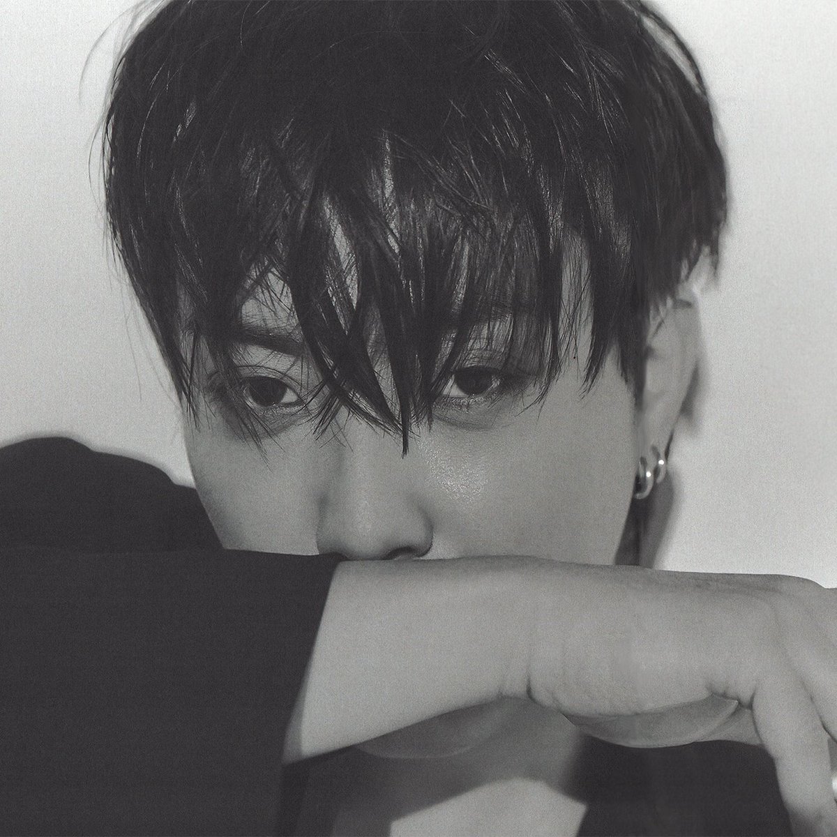 kyne_only_1's tweet photo. 그.. 앨범블랙버젼 하나 스캔했는데.. 얼굴이랑 귀,  손 부분이 나눠져있어서 합치느라 너무 힘듦... 그래도 오빠는 대존예니 팬분들 고화질로 소장하시라구.. #은지원 #eunjiwon https://t.co/4puiPwezfW