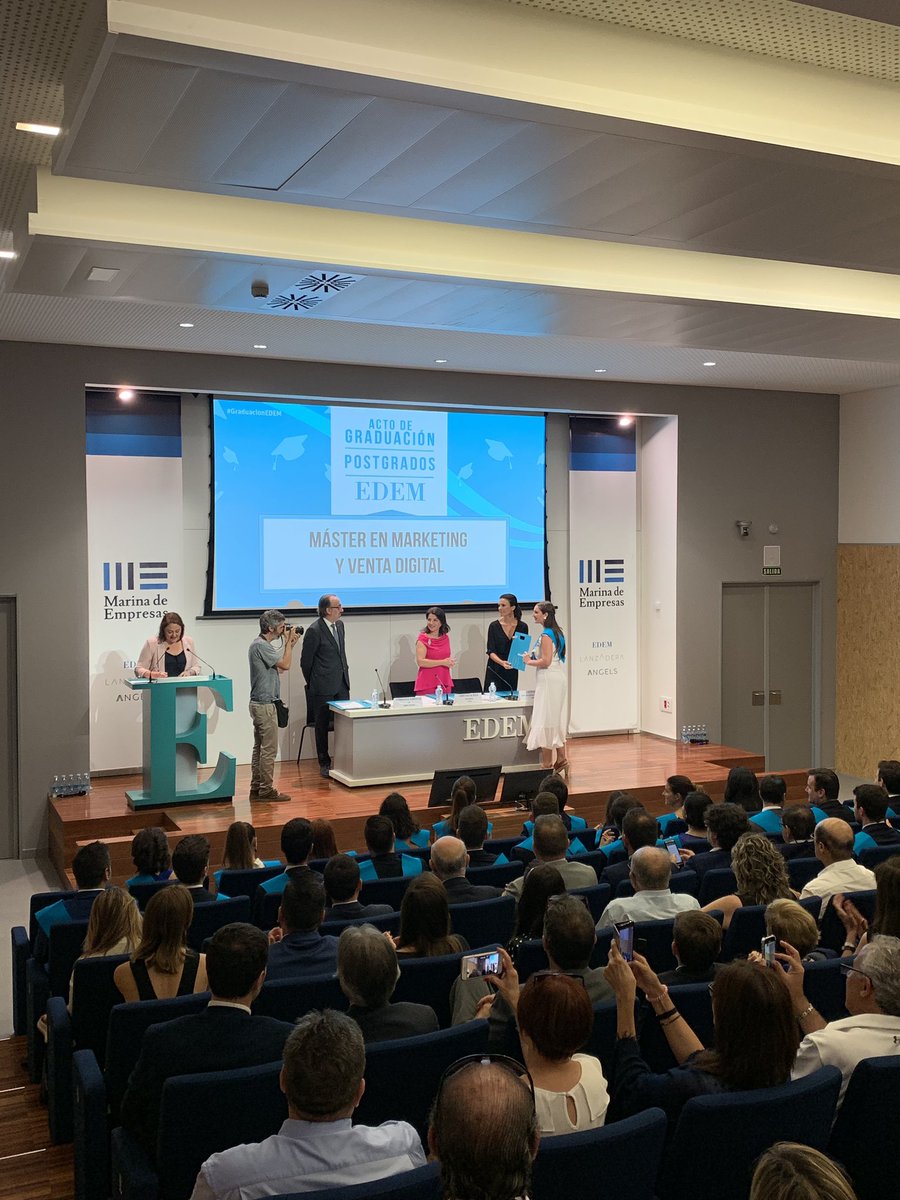 EDEMempresarios's tweet photo. 👨🏼🎓 Entrega de diplomas a los alumnos de la segunda promoción del Máster en #Marketing y #VentaDigital a cargo de @aligonzaacuna, directora de postgrados de @EDEMempresarios ¡Enhorabuena por todo vuestro trabajo y esfuerzo 👏🏻!
#GraduacionEDEM #MasterMKyVD #Master https://t.co/xC9Xh7RkgC