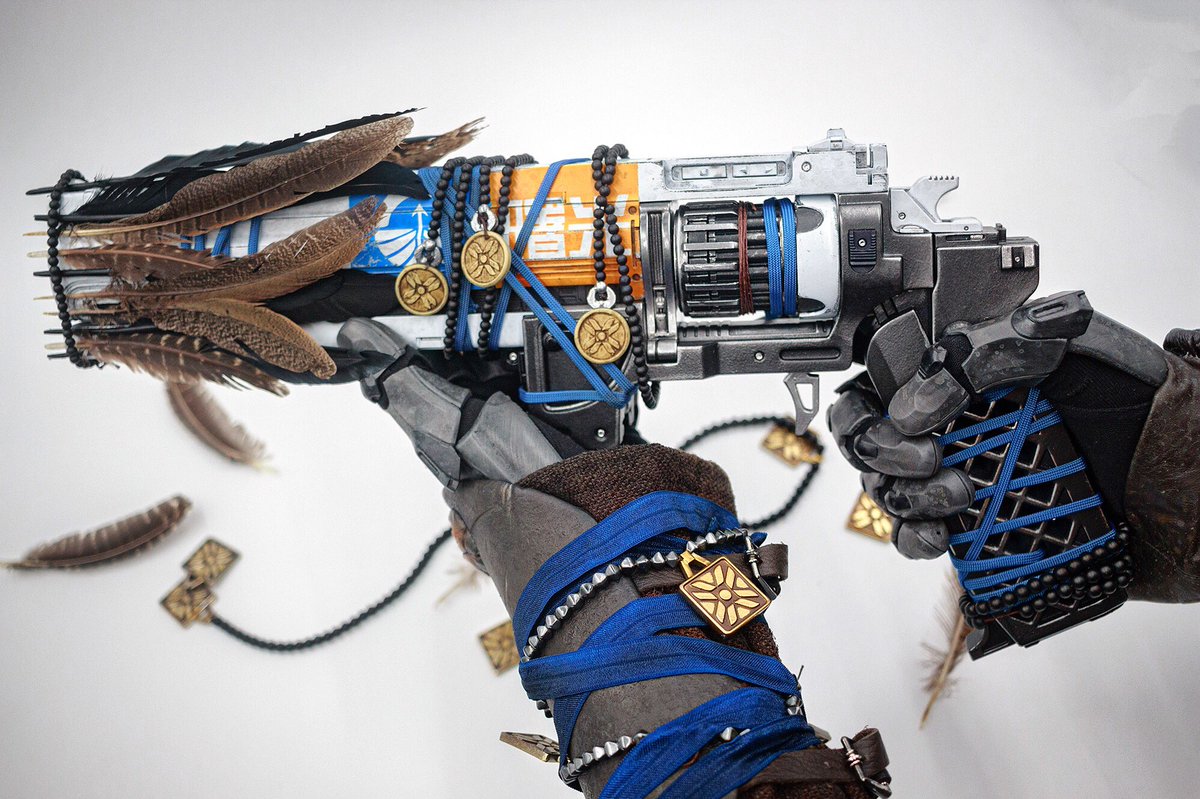 The Loud Lullaby hand cannon and Eris Morn’s gloves created for the Shadowkeep trailer.