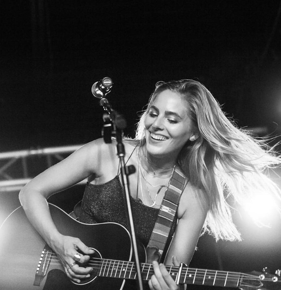 black and white mood || @iamlaurenjenkins in action 🖤🎶