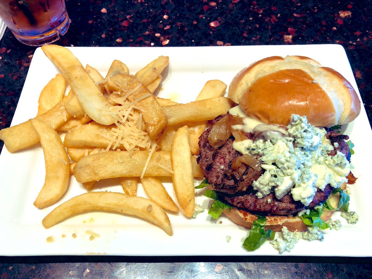 OfficialRUG6900's tweet image. Fueling up for race day @redrobinburgers #bottomlessfun #bottomlessfries #blackńblu #teamyumm #yummm