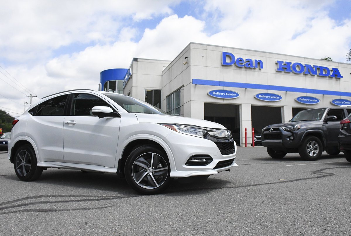 #featurefriday with the 2019 Honda HR_V Touring in Platinum White Pearl. This vehicle has a moon roof, navigation and great interior details. Come see for yourself! deanhonda.com 
#bythedean #deanhonda #hondaowners #hondahrv #pittsburghhonda #pittsburghautomotive