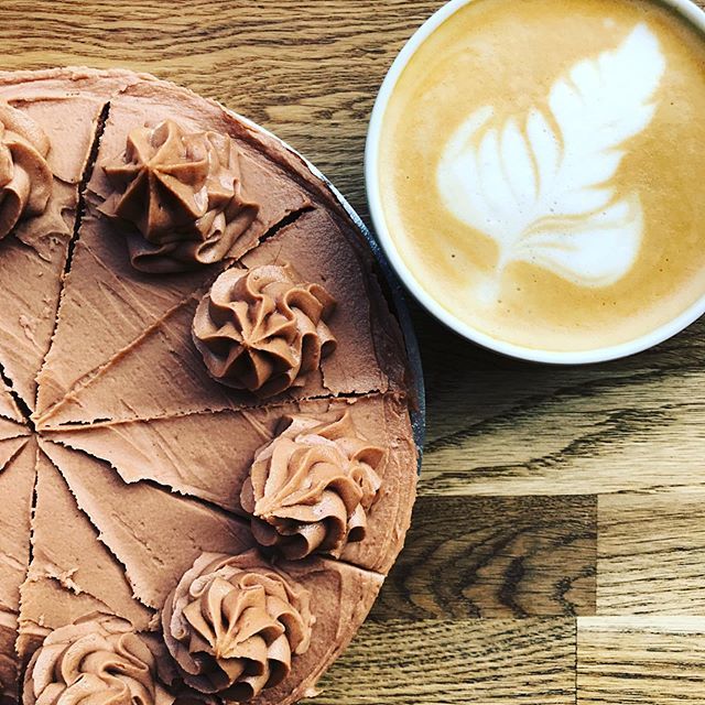 goodfoodstores's tweet image. F R I D A Y//
A match made in heaven? 
We got that Friday feeling today with a spot of cake 🍰 &amp;amp; coffee ☕️ #GoodFood #GoodCake #GoodCoffee ift.tt/2G8Cdtu