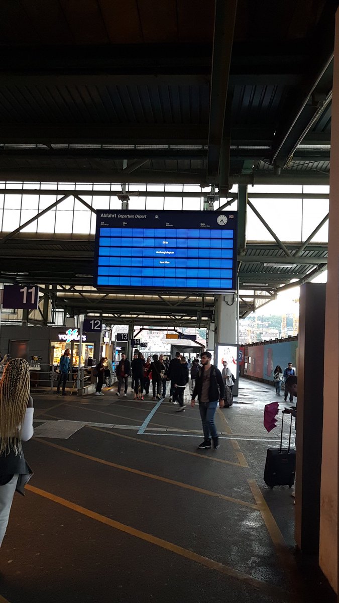 TailsGame's tweet image. In #Stuttgart werden heute alle @DB_Bahn @DB_Presse Fans nicht enttäuscht. Durch #S21 gelten Sonderfahrpläne die nicht aushängen - sondern die alten ungültigen - aber die Anzeige verweist auf die falschen. Hab noch nie so viele entnervte, rennende und gestresste Menschen gesehen.