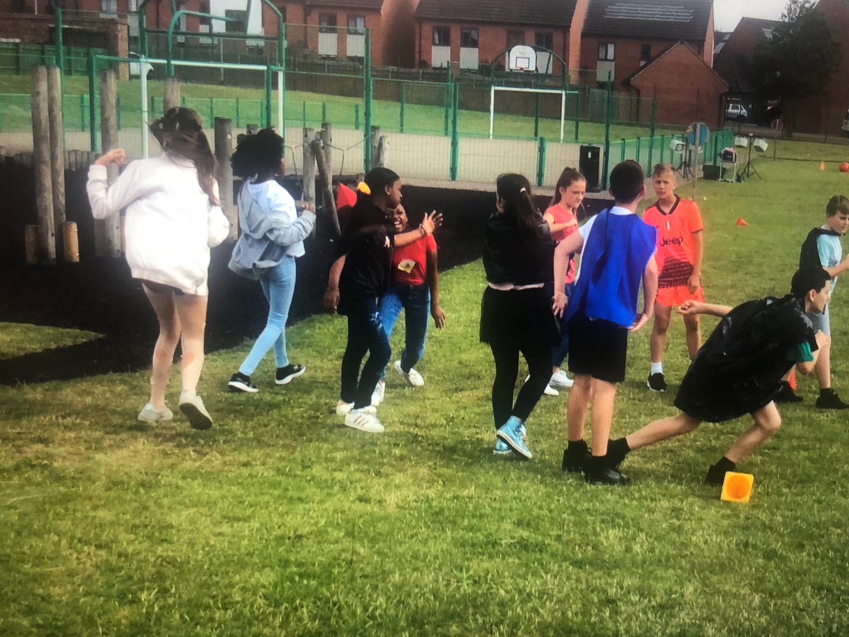 uptonclass6b18's tweet photo. We were taught today by Supergirl ☺️ You’re never too old to dress up as your favourite Superhero!! Such a range of costumes from Year 6 and we had lots of fun on the obstacle course 👍🏾 https://t.co/sp6iXFvNwR