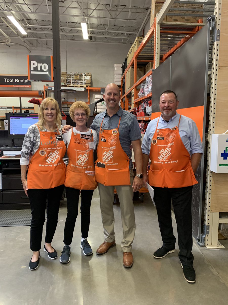 Nancy being recognized for her engagement and creating an exceptional experience for our customers and associates! <a href="/D66Celest/">Sheldon Celestine 🇹🇹🇺🇸</a> <a href="/CBoswellHD/">Corey Boswell</a> <a href="/cvjuarez1/">Carlos Juarez</a> <a href="/BobMisner1/">Bob Misner</a>