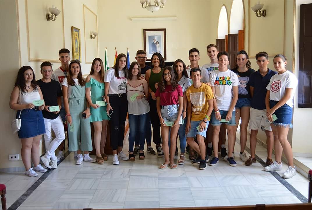 El Ayto. premia a los alumnos del <a href="/iesdre/">IES DRE</a> con Mención y Matrícula de Honor. La concejal de Educación, Penélope Jiménez Capelo entregó unos bonos de veinte baños para la piscina de verano a los alumnos y alumnas que lo han conseguido #SanJuanNavega⛵️
sanjuandelpuerto.es/index.php?opti…