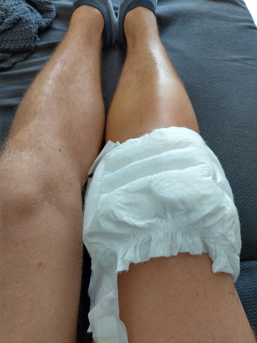 kurdybacha's tweet photo. Switched today to the best knee icing method ever: water soaken nappy, kept in the freezer for a couple of hours before applying. All credit goes to patent holder @MihaiVioreanu #aclrecover #acl #tornacl https://t.co/BrKEXt3jWU