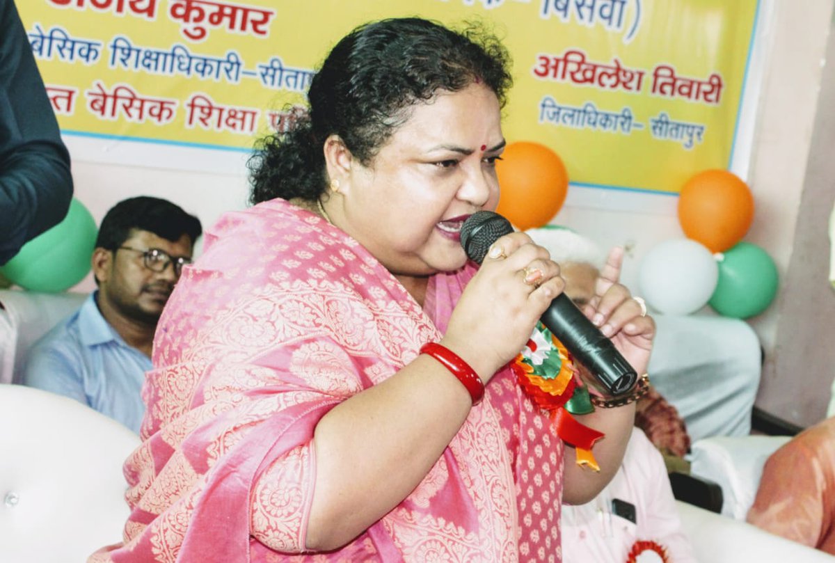 anupmajaisbjp's tweet photo. आज जनपद सीतापुर के बिसवां में " स्कूल चलो अभियान " के अंतर्गत बच्चों को पाठ्य पुस्तक एवं स्कूल ड्रेस वितरित किया । वृक्षारोपण को प्रोत्साहित कर पौधा लगाया । #AaoSchoolChaleHum
#TransformingUPBasicEducation https://t.co/Jvns9ghH9w