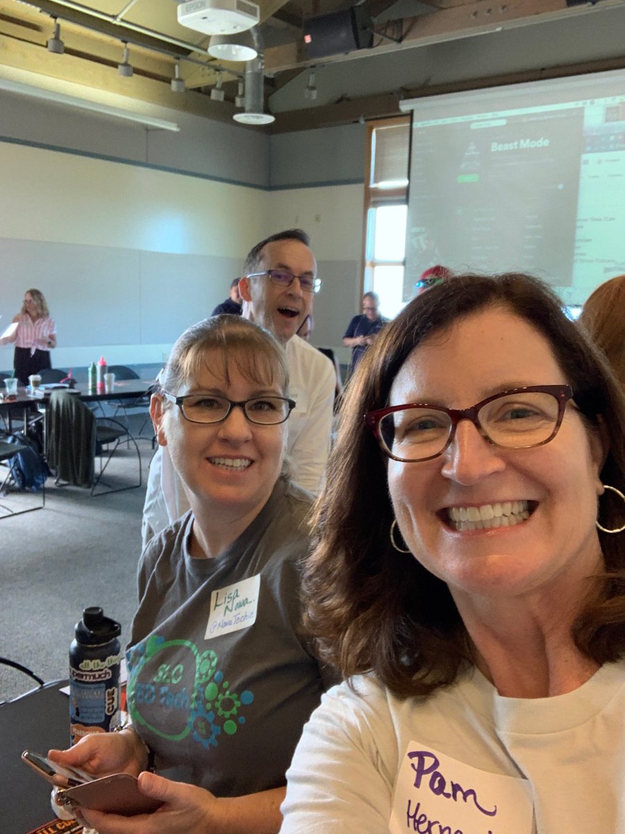 ⁦<a href="/SLOCUE/">SLOCUE</a>⁩ is in the house at CUEHootenanny! #WeAreCUE ⁦@cueinc⁩ ⁦<a href="/NowaTechie/">Lisa Nowakowski (she/her)</a>⁩ ⁦@johnmillerEDU⁩