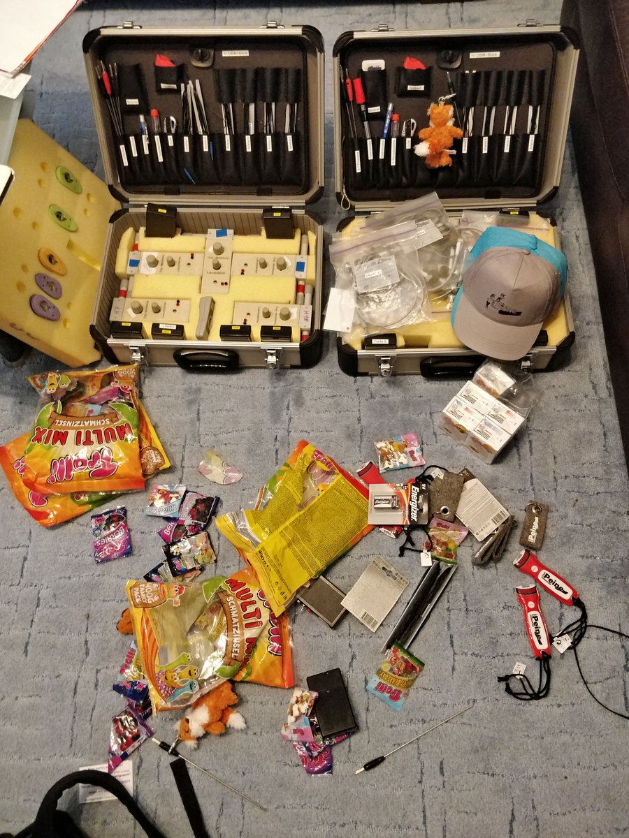 DH8GHH's tweet image. Wir haben die diesjährige #Fuchsjagd im Sommerferienprogramm überlebt.

Zurück bleiben 2 halbwegs sortierte Peilkoffer, ein defekter Sender, Süßigkeiten und etwas Merchandising von der Stadtjugendpflege.

Leider keine Fotos von der Aktion weil Kinder und nix Fotofreigabe.