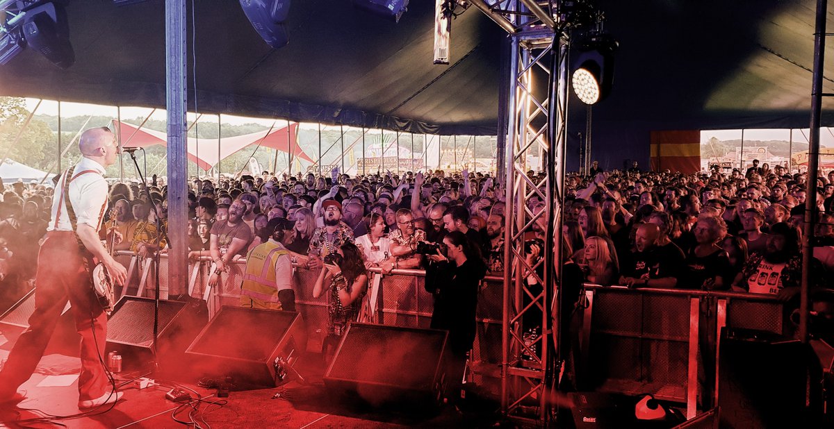 jamielenman's tweet photo. Immense hugeness @2000trees. Thank you all so much and give @everytimeidie my love xxx #lenmania2 #loathe #orchards #fraudstweet #falsead #conjurer #showmethebody #shuffle https://t.co/74boDa02DI
