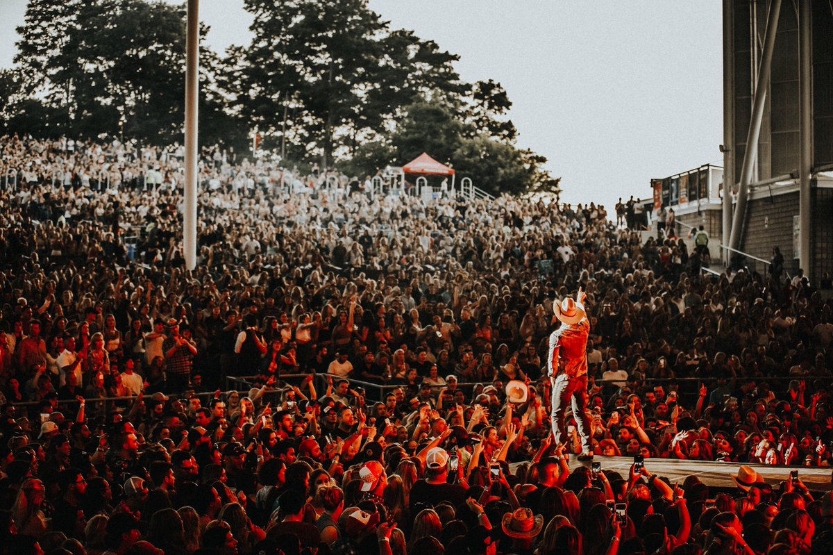 dustinlynch's tweet photo. Toronto ON 🇨🇦 https://t.co/TL9UAwRDyu