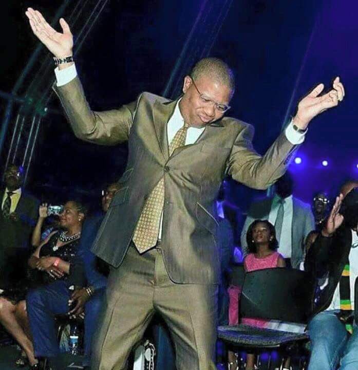 Thabile_maLatha's tweet photo. #LiveAmp
Thutha ngobuyathakatha, uhamba nge Toyota 
ene alternator, Computer tha tha tha tha💃💃💃 
#Thutha https://t.co/uLECeCEWxT