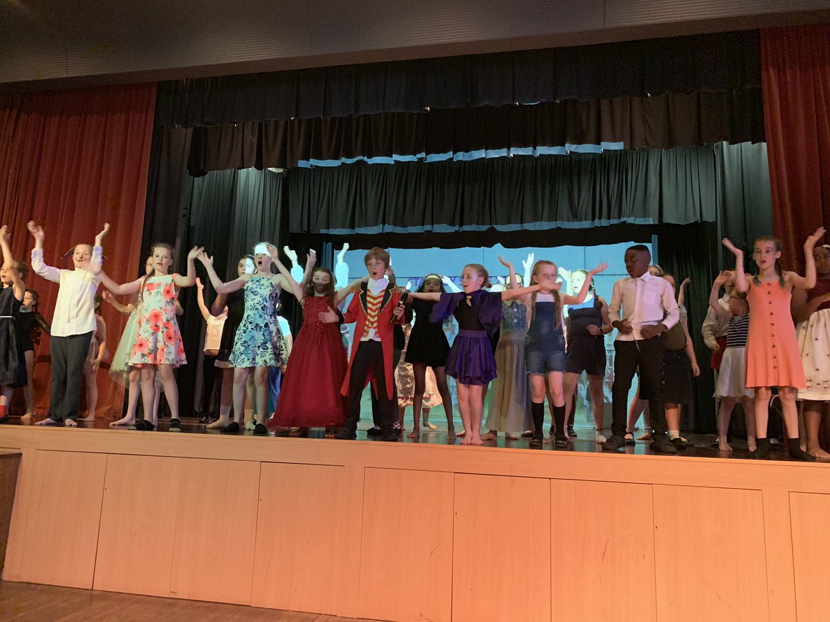 NorthfieldHT's tweet photo. Extraordinary @StagebyStageNM performance tonight at Hillcrest School. The children were so professional, confident and talented - it was a joy. Thank you @emily_fouracre  @MrJKeley @Helen_Walton79 for your hard work and expertise. @NorthManorAcad @VicAcademies #fides https://t.co/vfyFMsRIjO