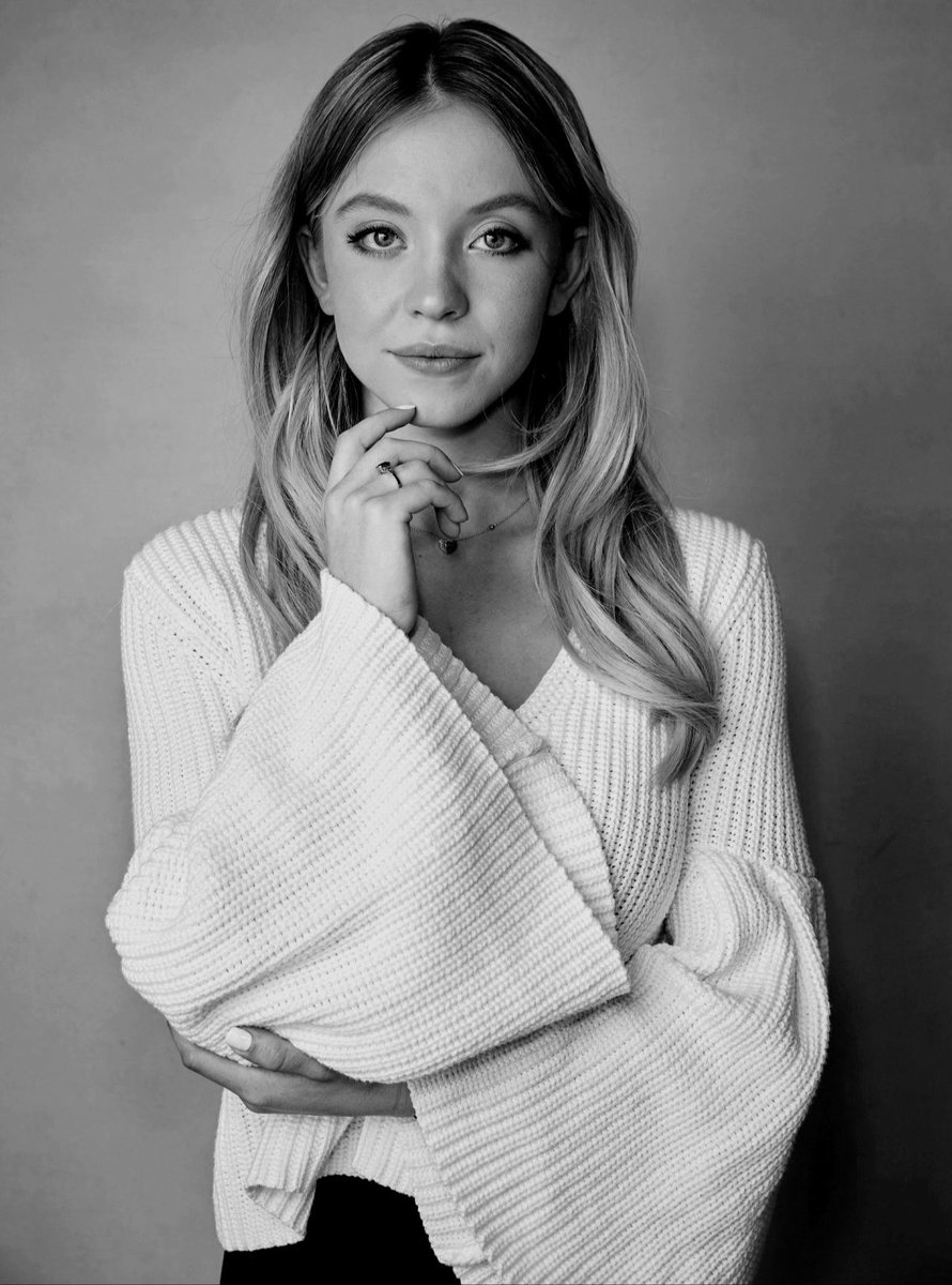 ╭─┈ Eɴ 𝐒𝐢𝐥𝐛𝐲𝐤𝐚 ʙᴜsᴄᴀᴍᴏs ᴀ: 

       ⿻；Nombre a elección. 
       ⿻；20 años. 
       ⿻；Sirena.
       ⿻；Casa: Glazesword. 
       ⿻；FC: Sydney Sweeney. 

           ╰┈ ⦂ RT?